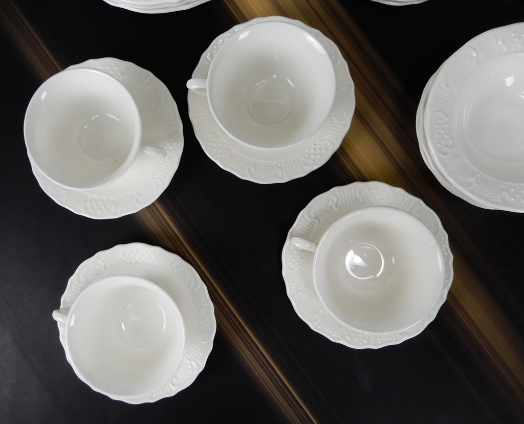 ~28 Pieces 7-Piece 4 Place Setting Canonsburg Pottery American Traditional