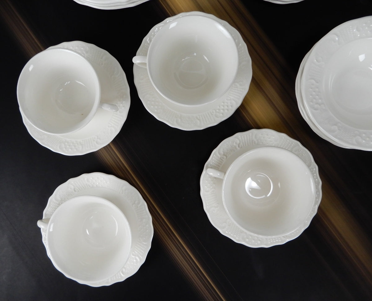 ~28 Pieces 7-Piece 4 Place Setting Canonsburg Pottery American Traditional