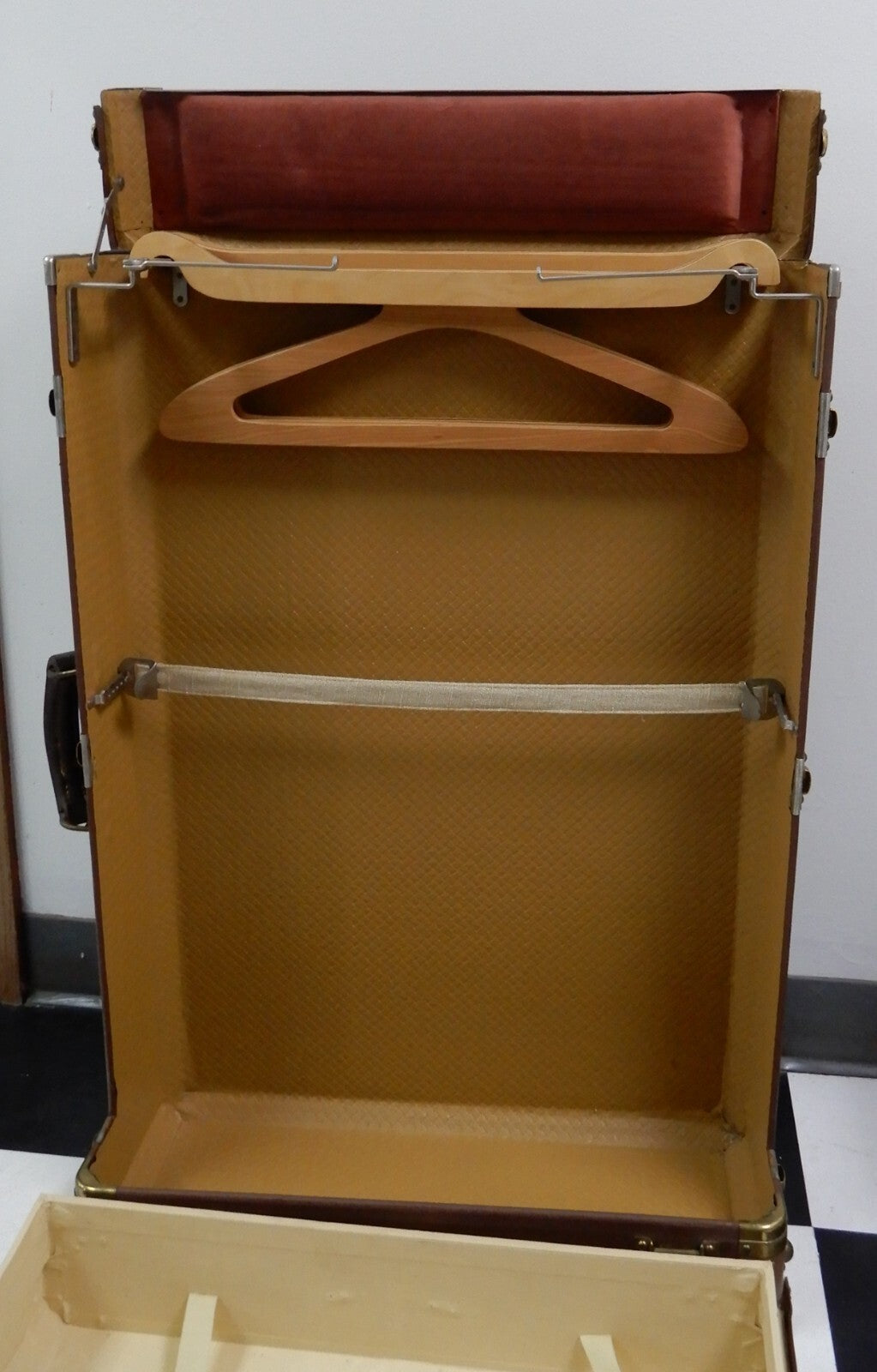 Hartmann Tourobe Gibraltarized Travel Wardrobe Hardside Trunk Suitcase 33-1/2"