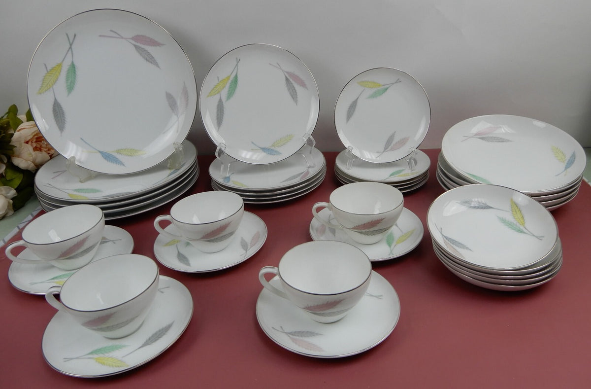 Vintage 35 Piece 5 Place Setting L & M China "DELICE" Pattern