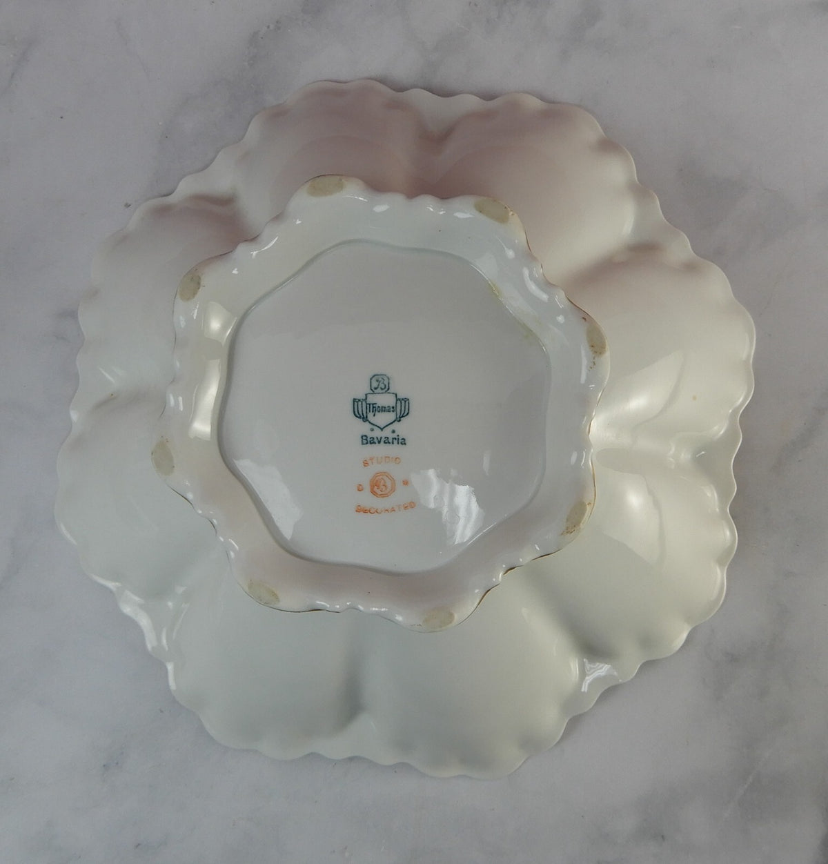 Thomas Bavaria Studio Decorated White Scalloped Gold Trim Footed Serving Bowl