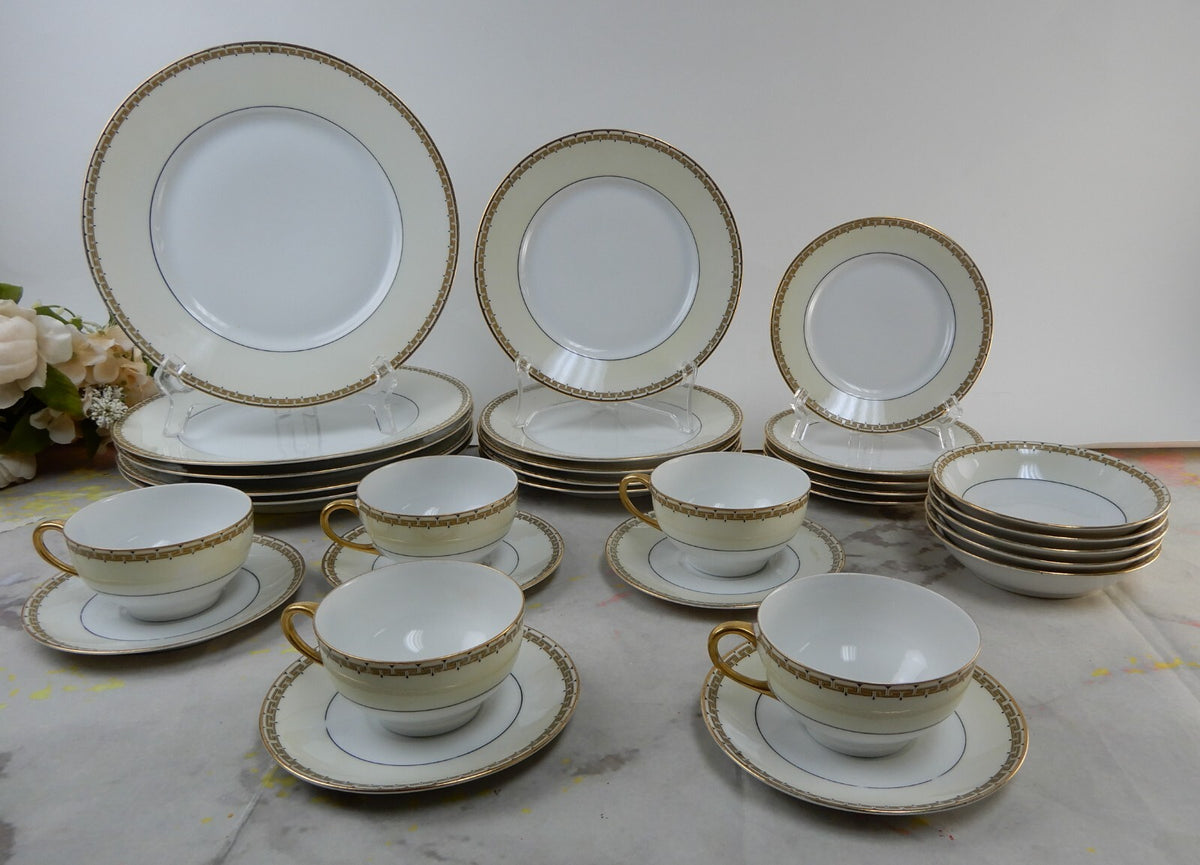 Set of 30 Pieces of  Hutschenreuther LHS Favorite Bavaria 6 Dinnerware for 5
