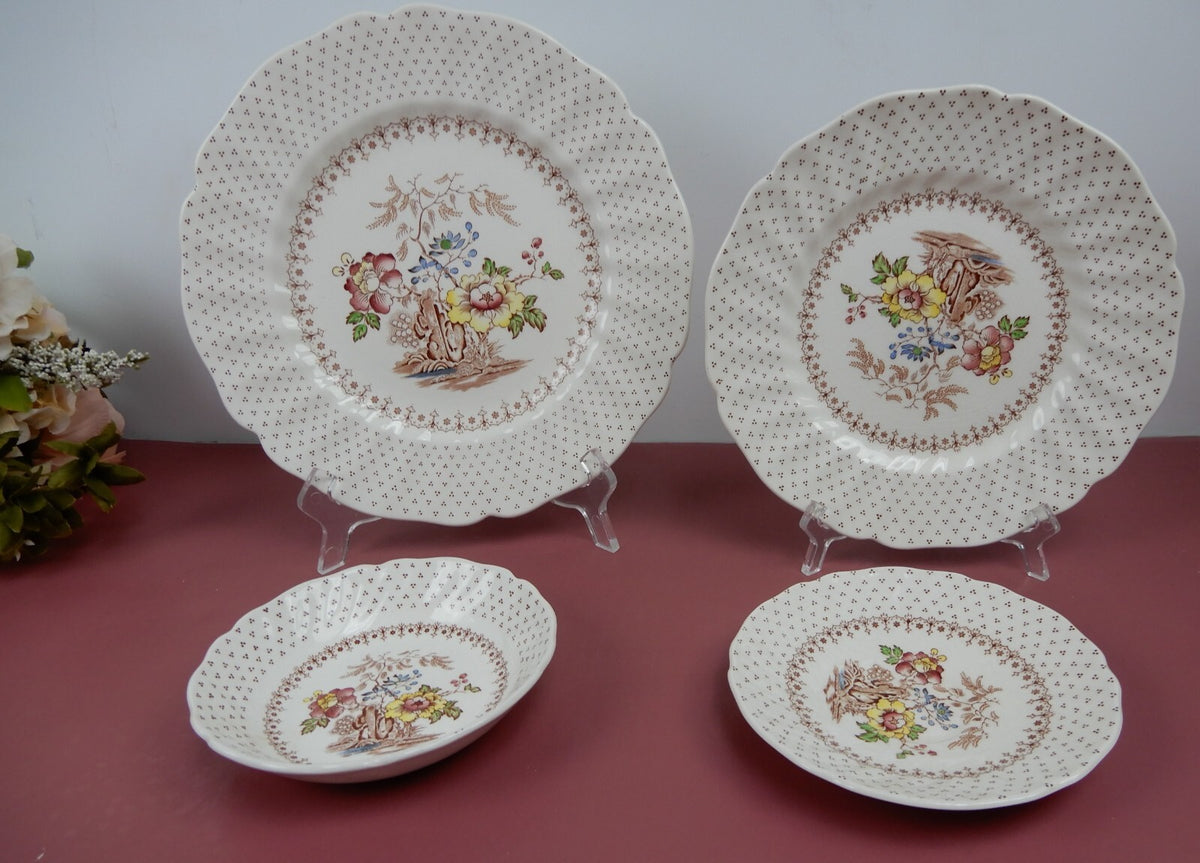 Vintage Royal Doulton England Grantham Dinner,Luncheon,Saucer Plates,Fruit Bowl