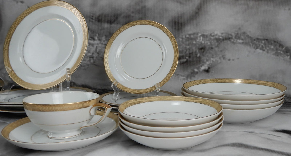 28 Pc 7-Piece 4 Place Setting Mikasa Bristol Waldorf Shape Pattern Made in Japan