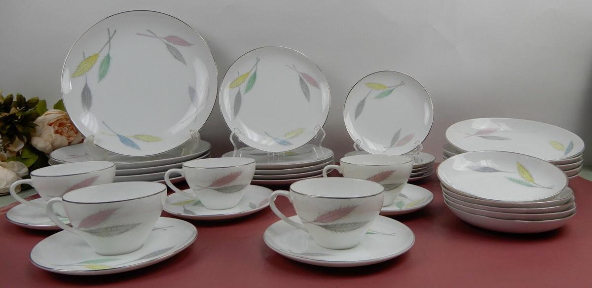 Vintage 35 Piece 5 Place Setting L & M China "DELICE" Pattern