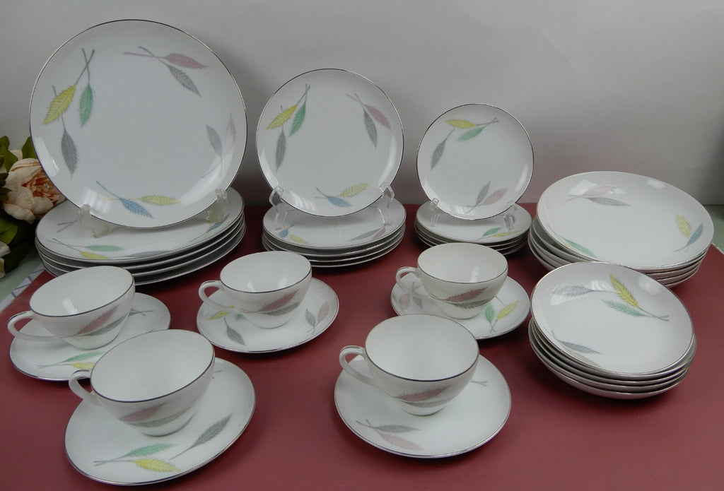 Vintage 35 Piece 5 Place Setting L & M China "DELICE" Pattern