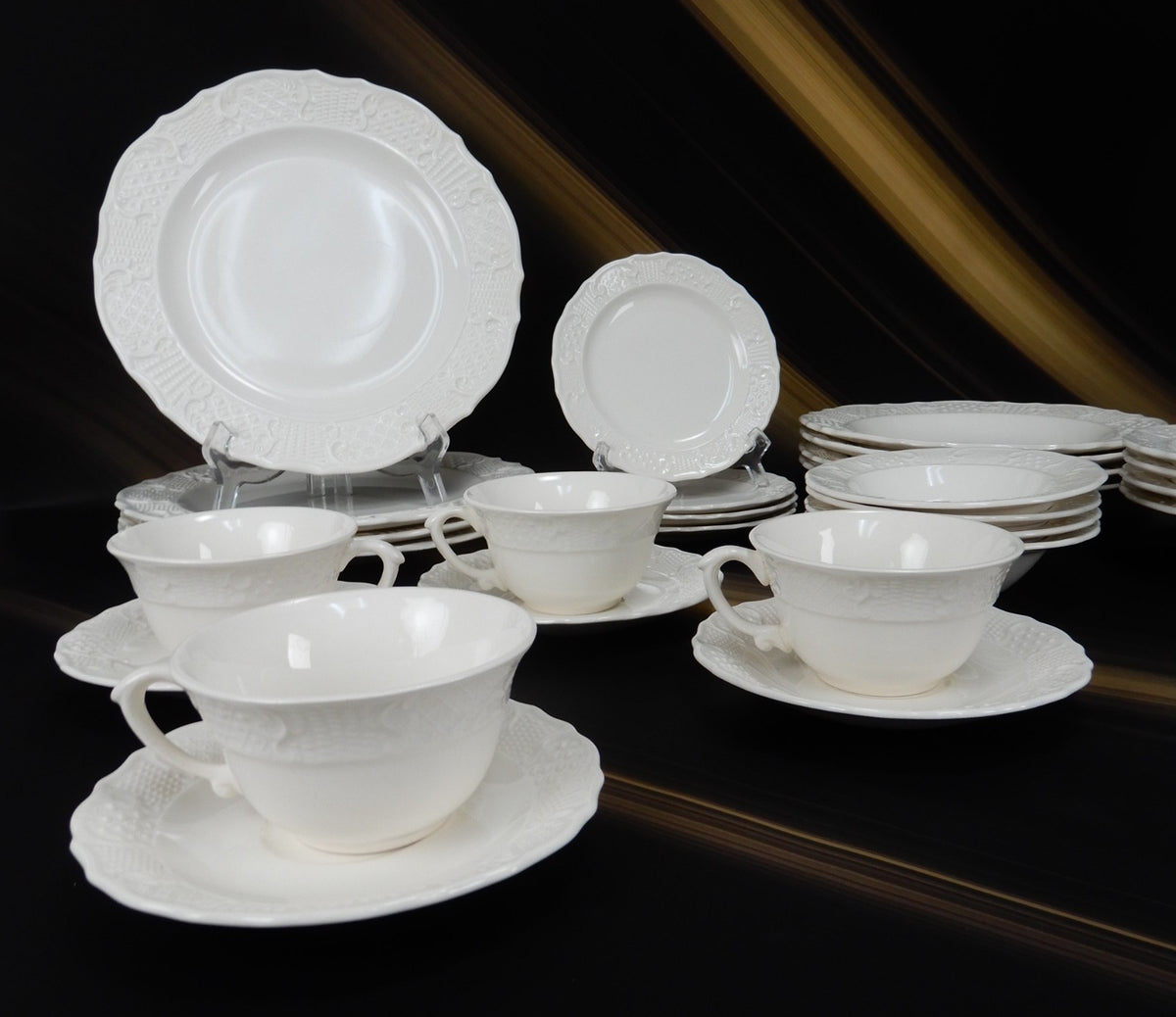 ~28 Pieces 7-Piece 4 Place Setting Canonsburg Pottery American Traditional