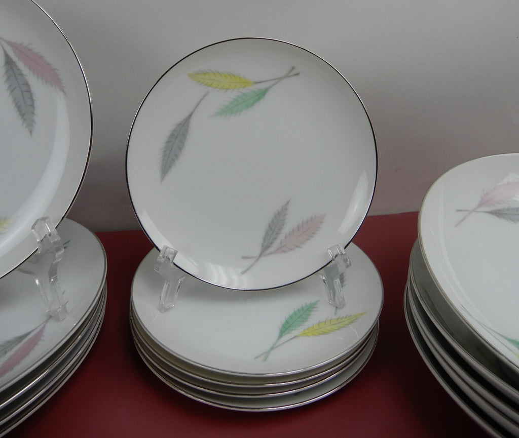 Vintage 35 Piece 5 Place Setting L & M China "DELICE" Pattern