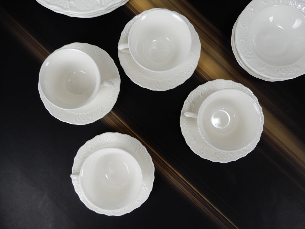 ~28 Pieces 7-Piece 4 Place Setting Canonsburg Pottery American Traditional