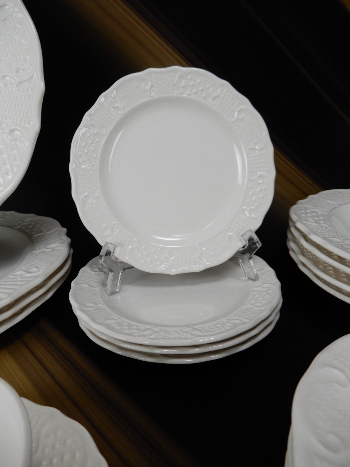 ~28 Pieces 7-Piece 4 Place Setting Canonsburg Pottery American Traditional