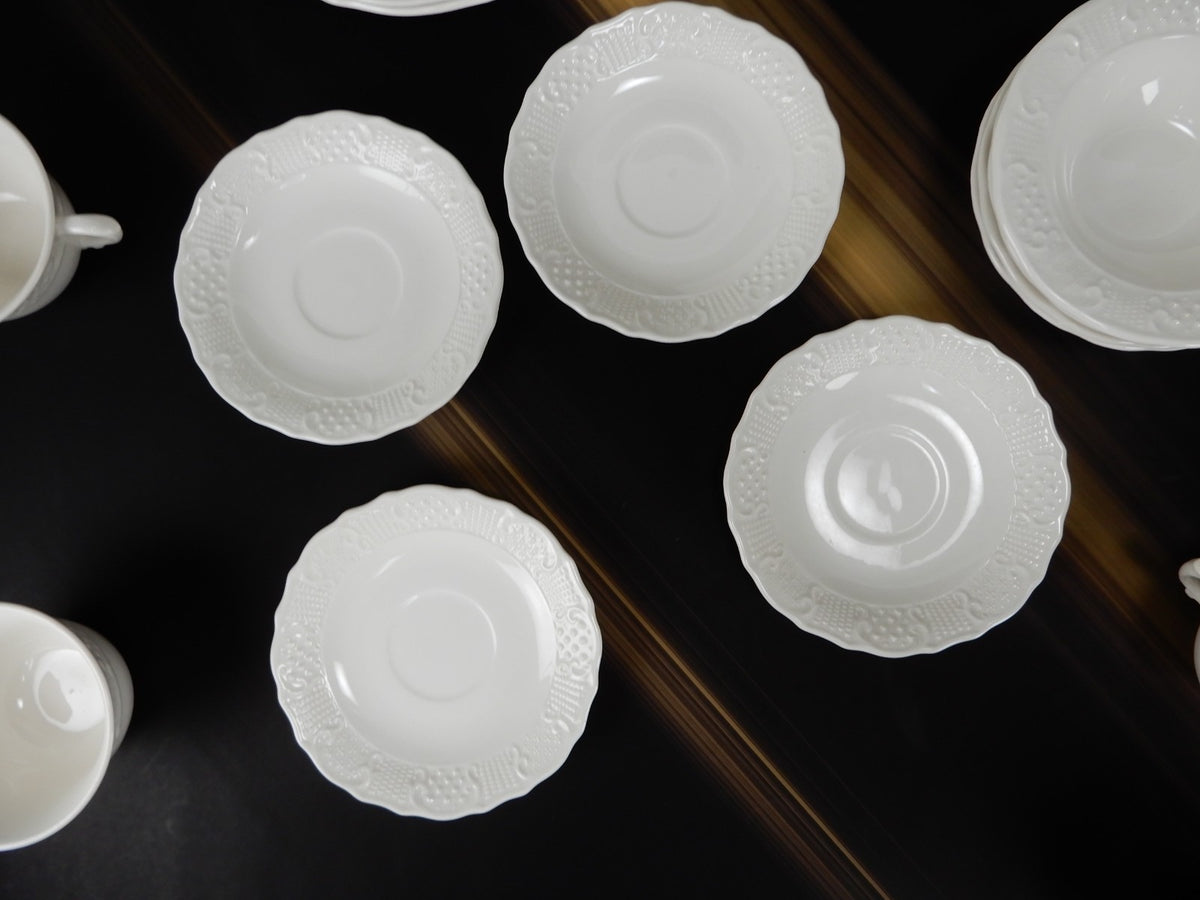 ~28 Pieces 7-Piece 4 Place Setting Canonsburg Pottery American Traditional