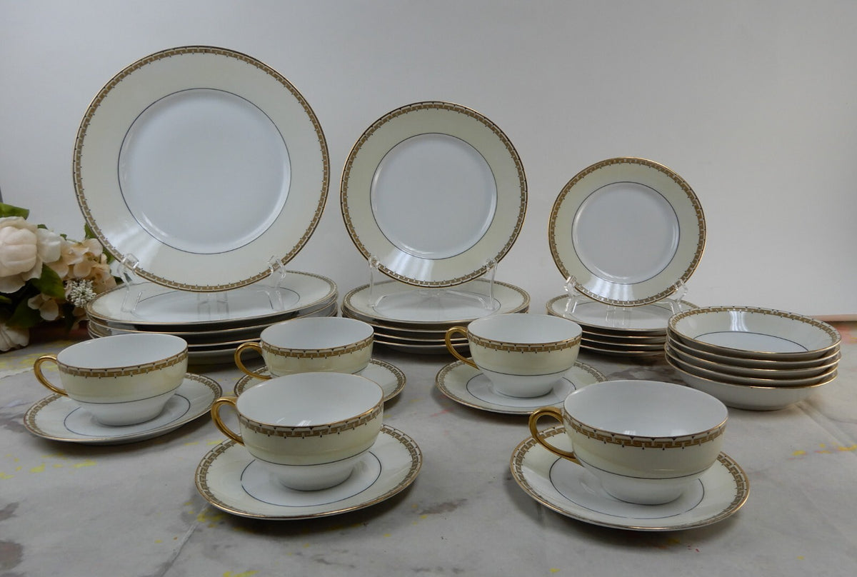 Set of 30 Pieces of  Hutschenreuther LHS Favorite Bavaria 6 Dinnerware for 5