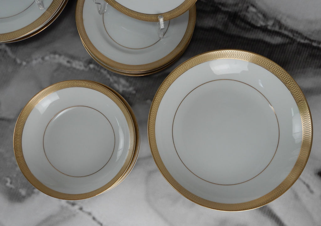 27 Pc 7-Piece 4 Place Setting Mikasa Bristol Waldorf Shape Pattern Made in Japan