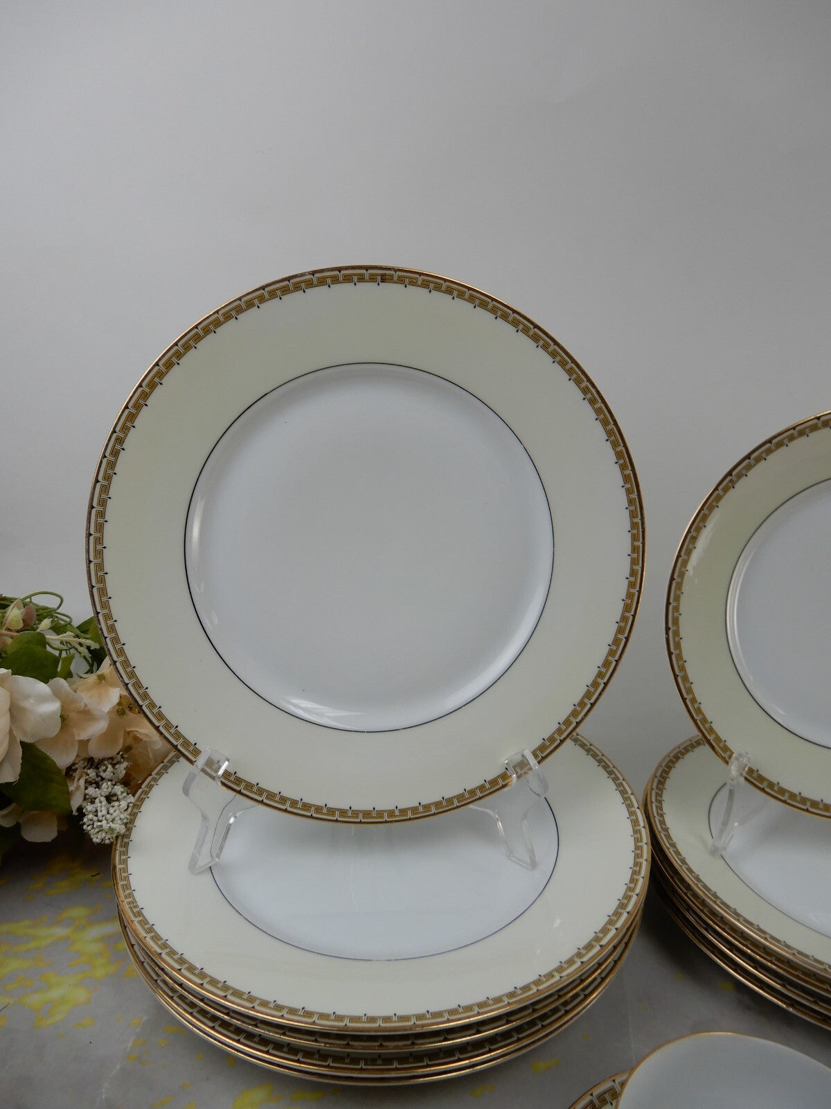 Set of 30 Pieces of  Hutschenreuther LHS Favorite Bavaria 6 Dinnerware for 5