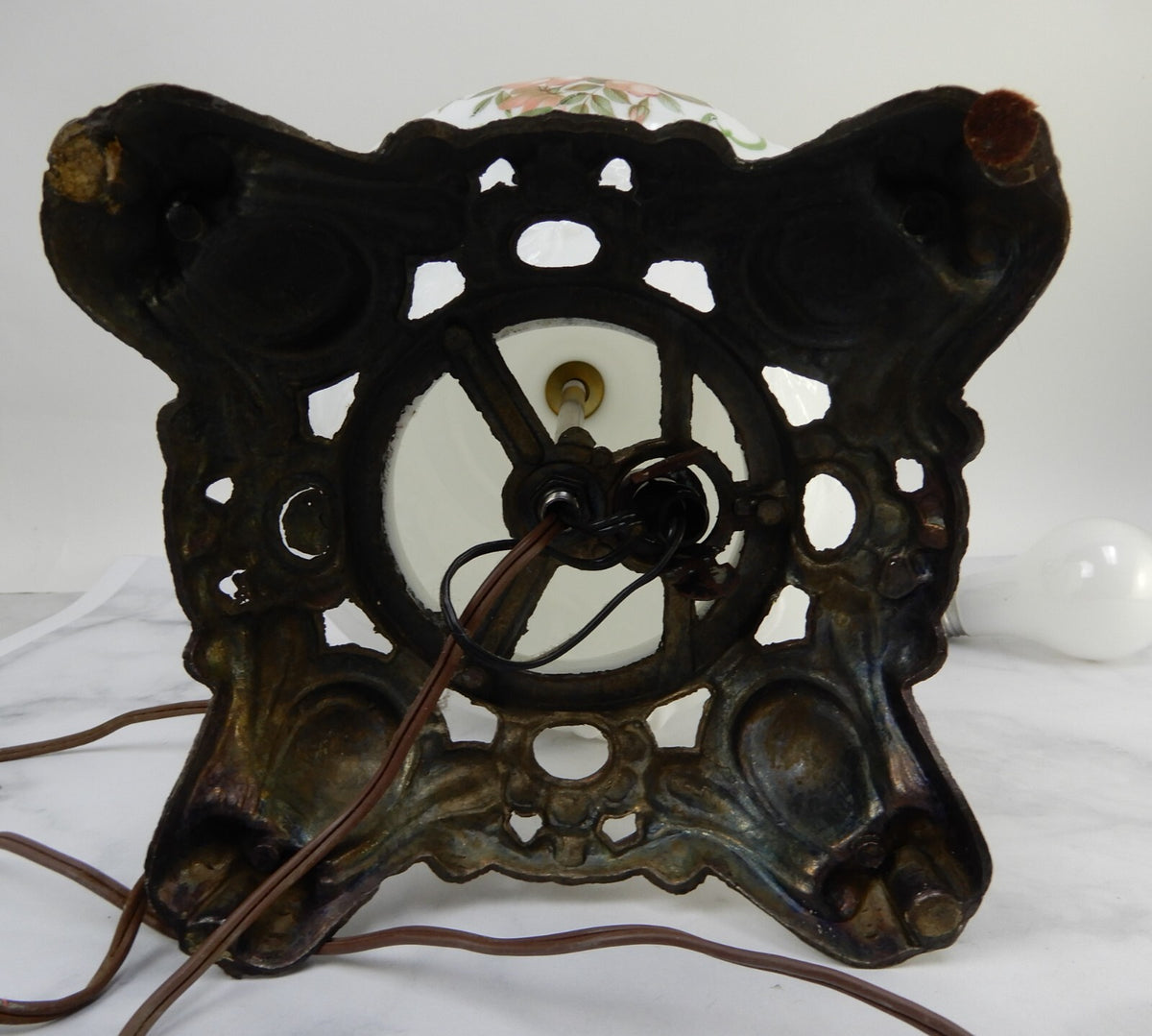 Vintage Gone With The Wind Milk Glass Table Lamp With 3-Way Lamp 21-3/4" High