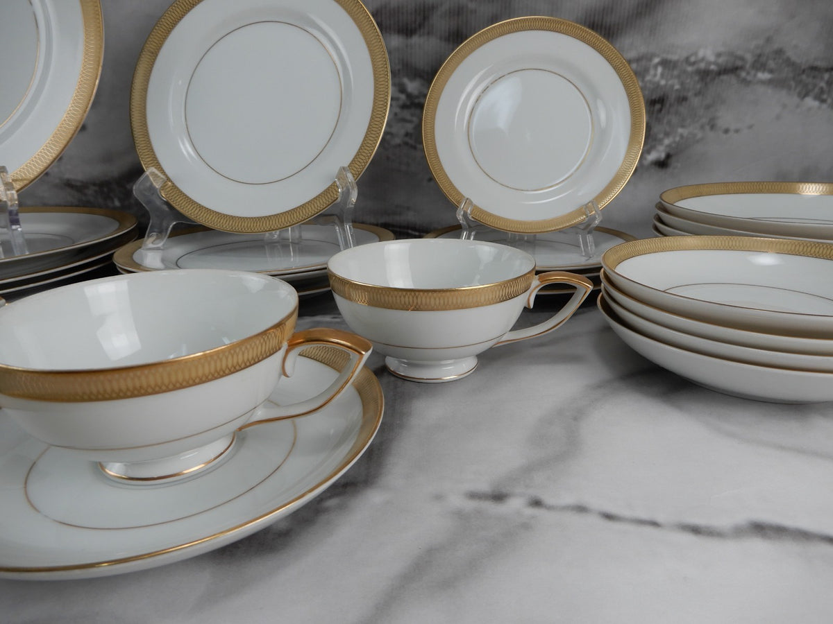 27 Pc 7-Piece 4 Place Setting Mikasa Bristol Waldorf Shape Pattern Made in Japan