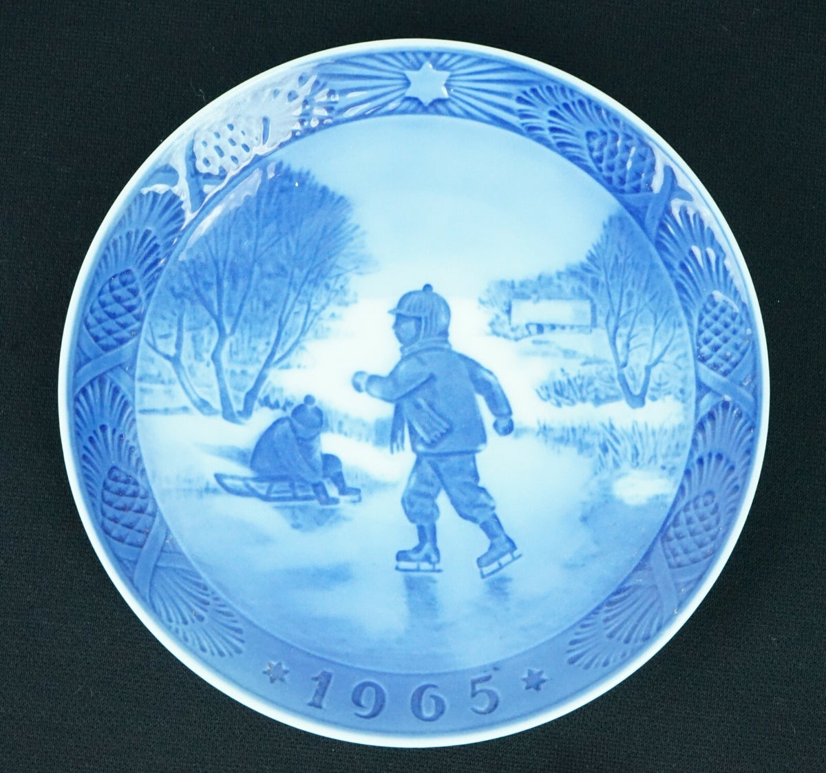 Royal Copenhagen Denmark Annual Christmas Plate 1964-67 Kai Lange The Royal Oak