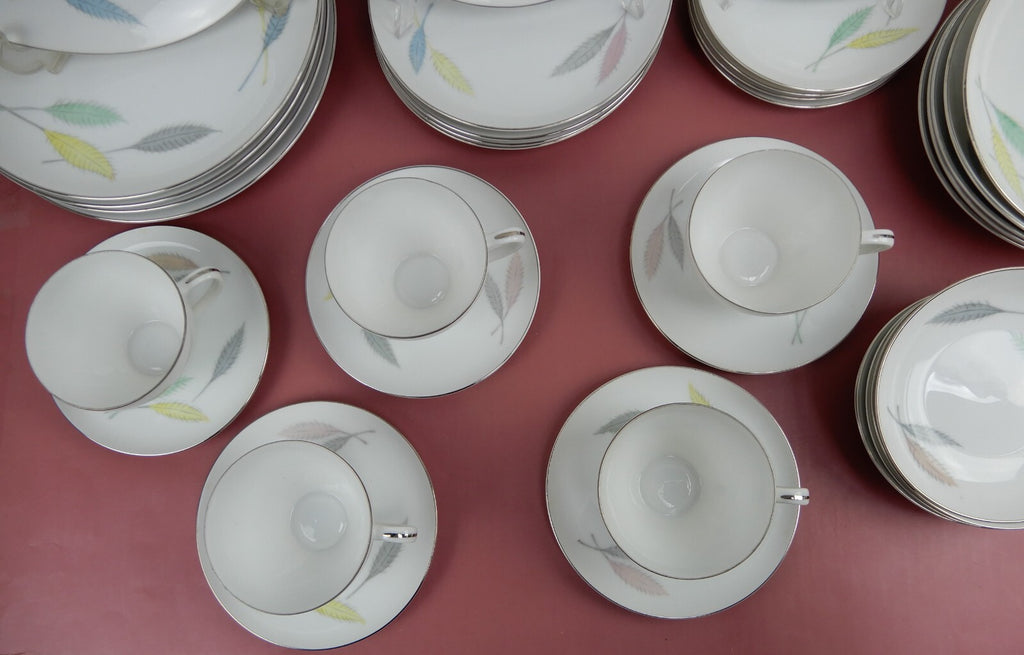 Vintage 35 Piece 5 Place Setting L & M China "DELICE" Pattern