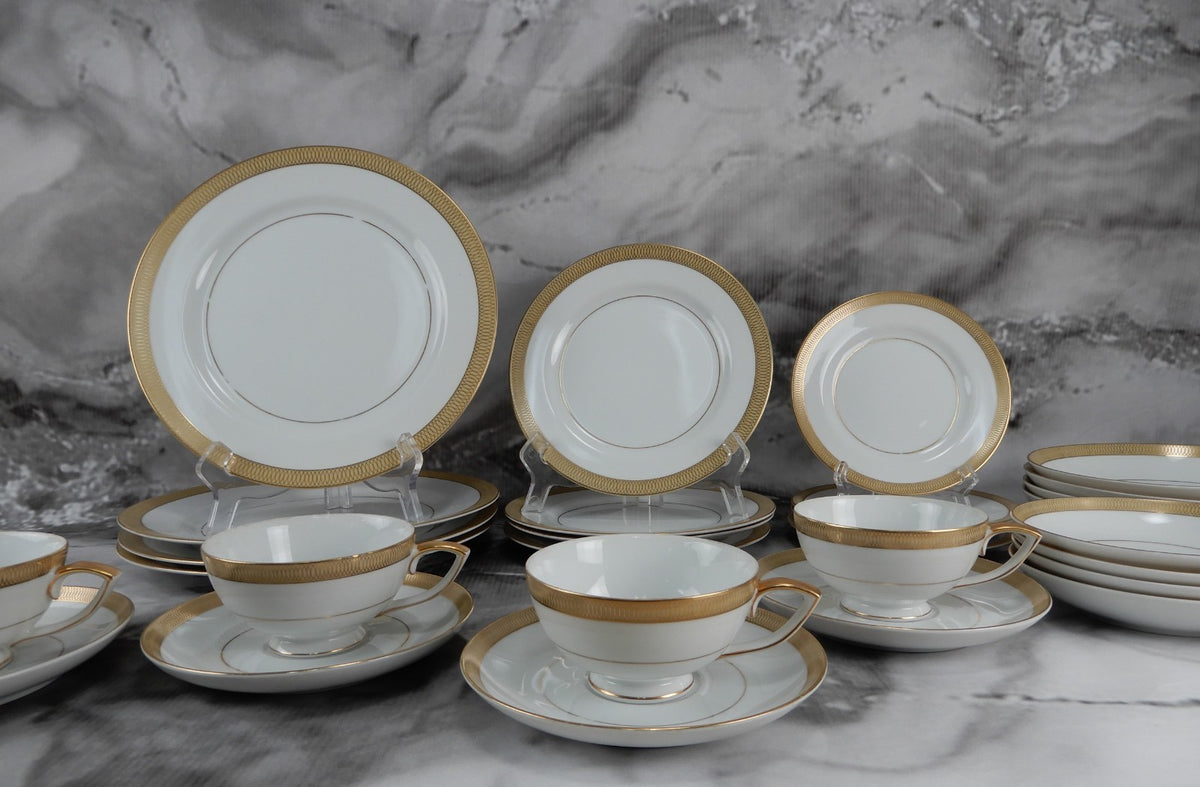 28 Pc 7-Piece 4 Place Setting Mikasa Bristol Waldorf Shape Pattern Made in Japan