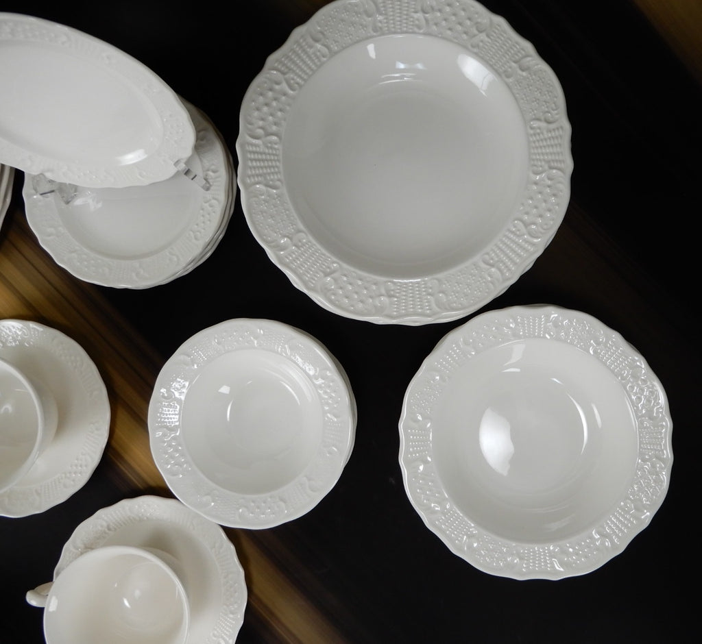 ~28 Pieces 7-Piece 4 Place Setting Canonsburg Pottery American Traditional