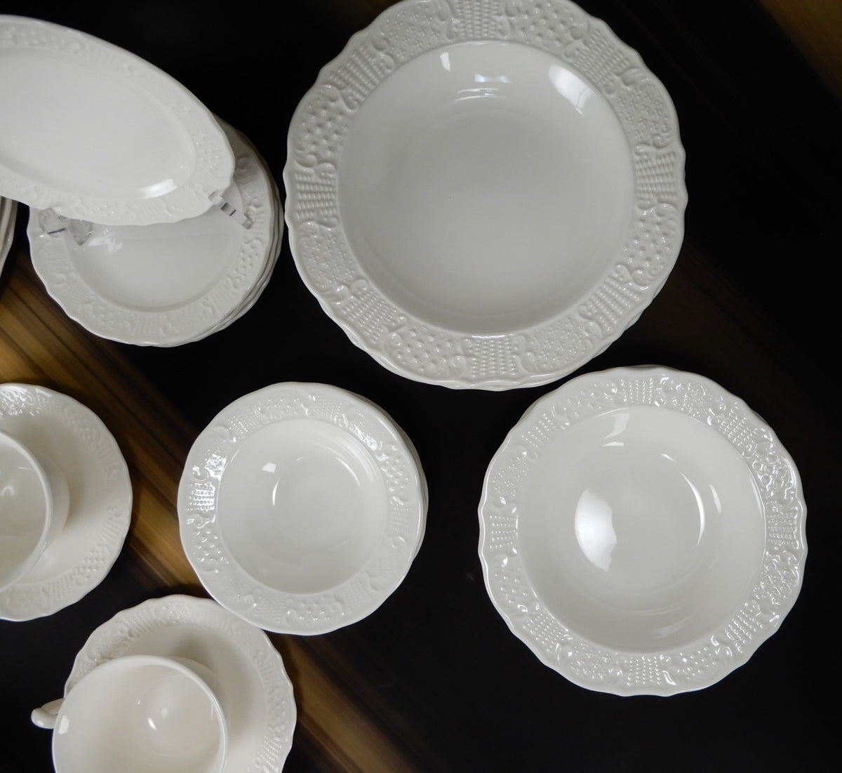 ~28 Pieces 7-Piece 4 Place Setting Canonsburg Pottery American Traditional