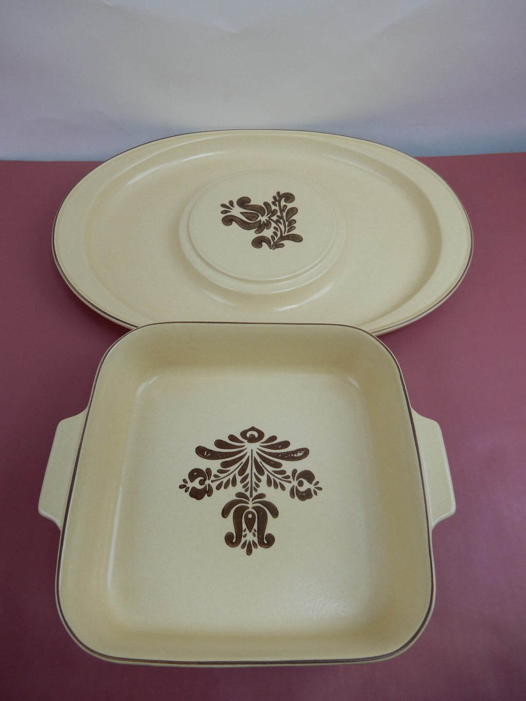 Pfaltzgraff Village USA 2 Qt. Baker 8" (237) Cracker Tray(703)