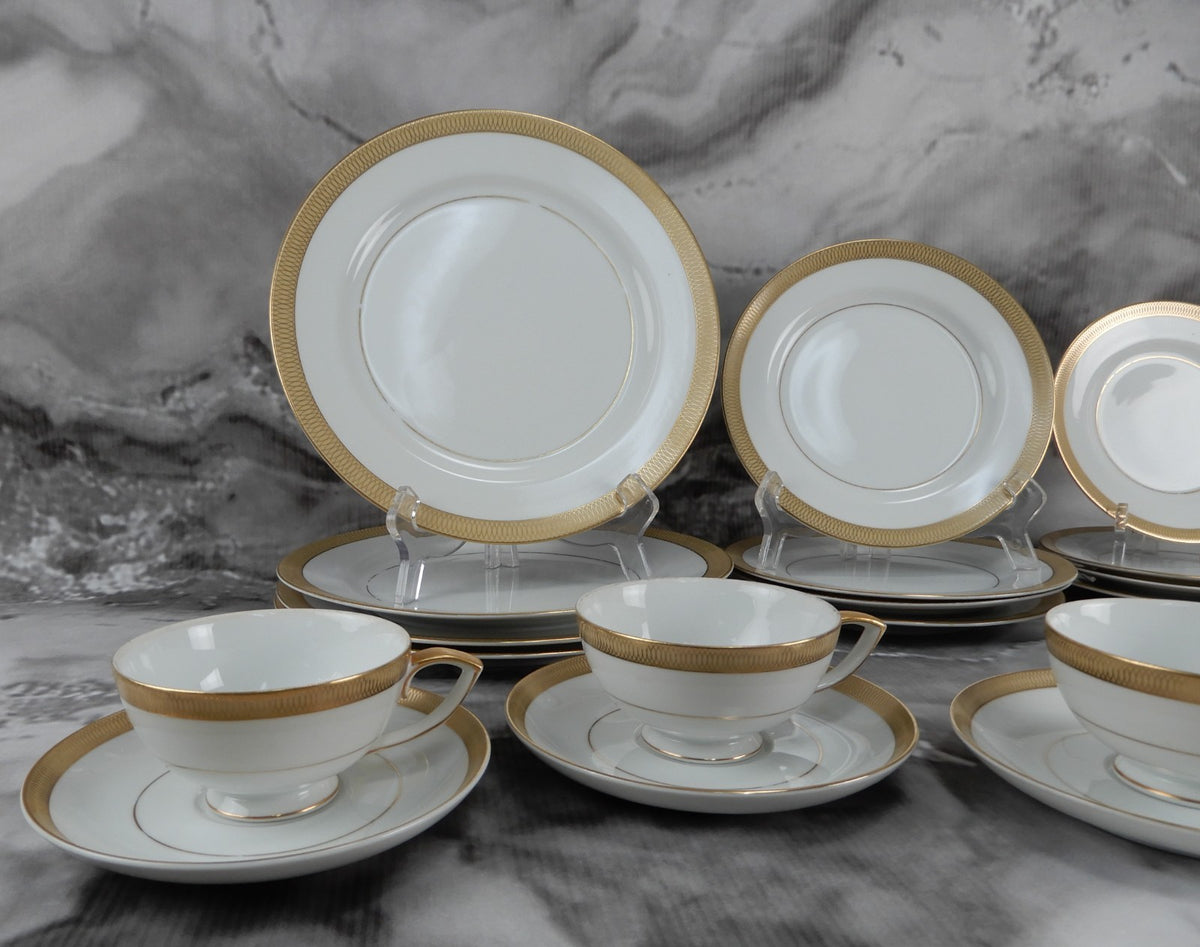 28 Pc 7-Piece 4 Place Setting Mikasa Bristol Waldorf Shape Pattern Made in Japan