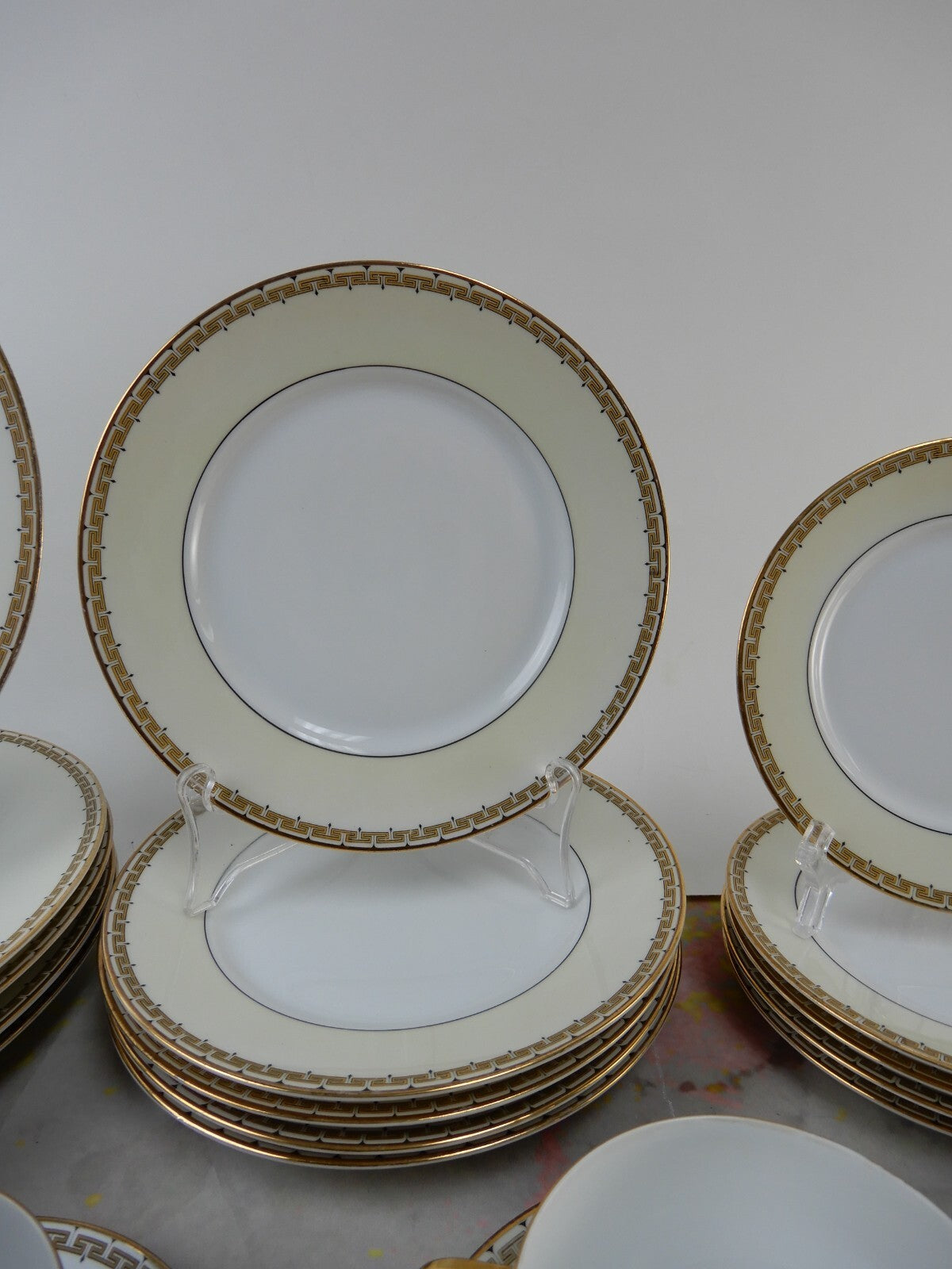 Set of 30 Pieces of  Hutschenreuther LHS Favorite Bavaria 6 Dinnerware for 5