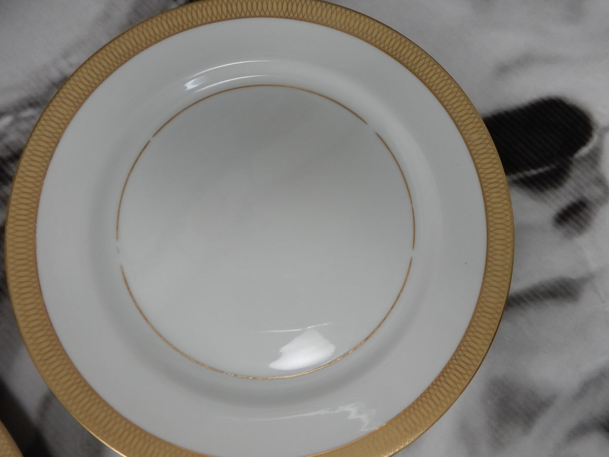 27 Pc 7-Piece 4 Place Setting Mikasa Bristol Waldorf Shape Pattern Made in Japan