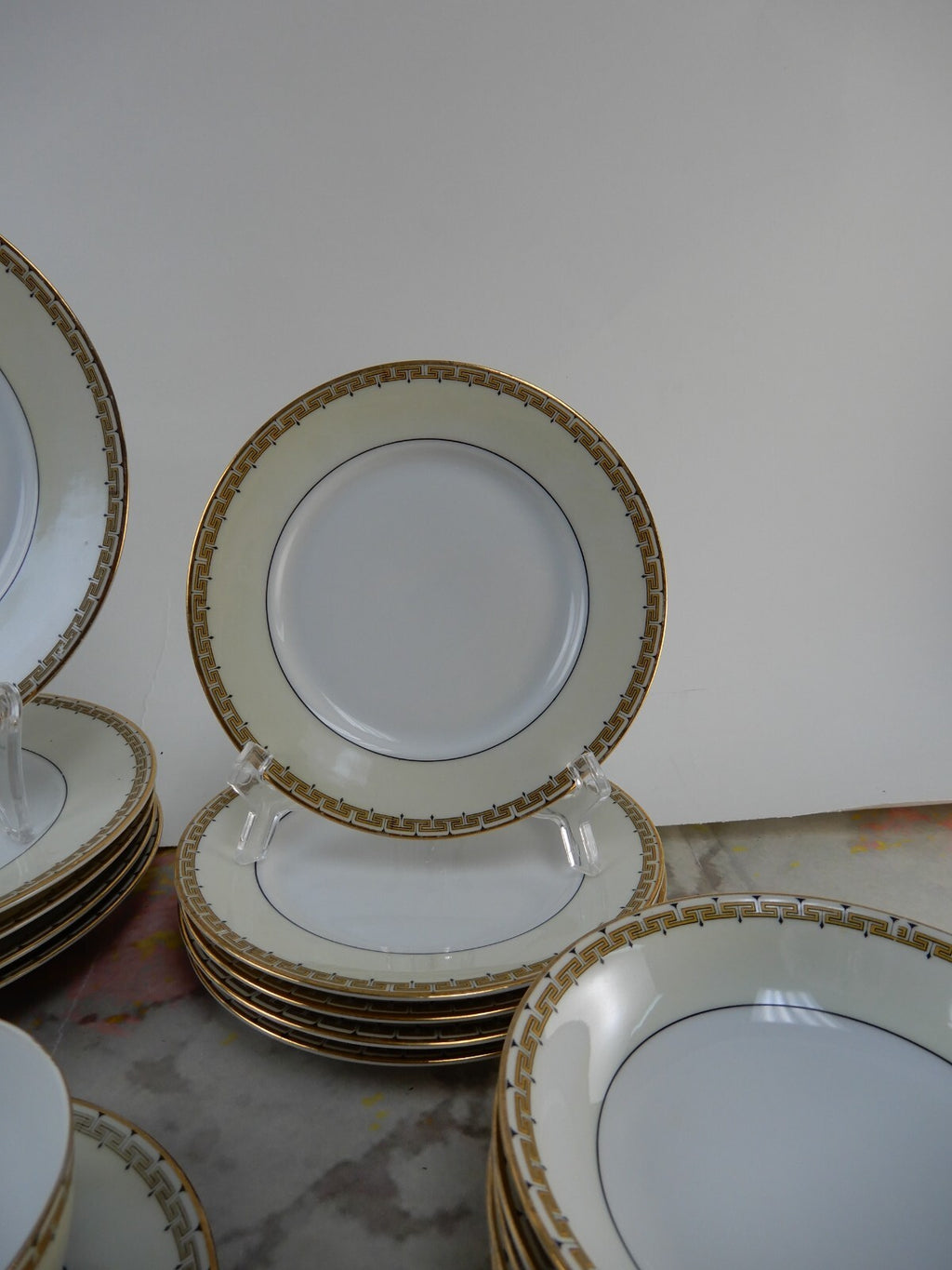 Set of 30 Pieces of  Hutschenreuther LHS Favorite Bavaria 6 Dinnerware for 5